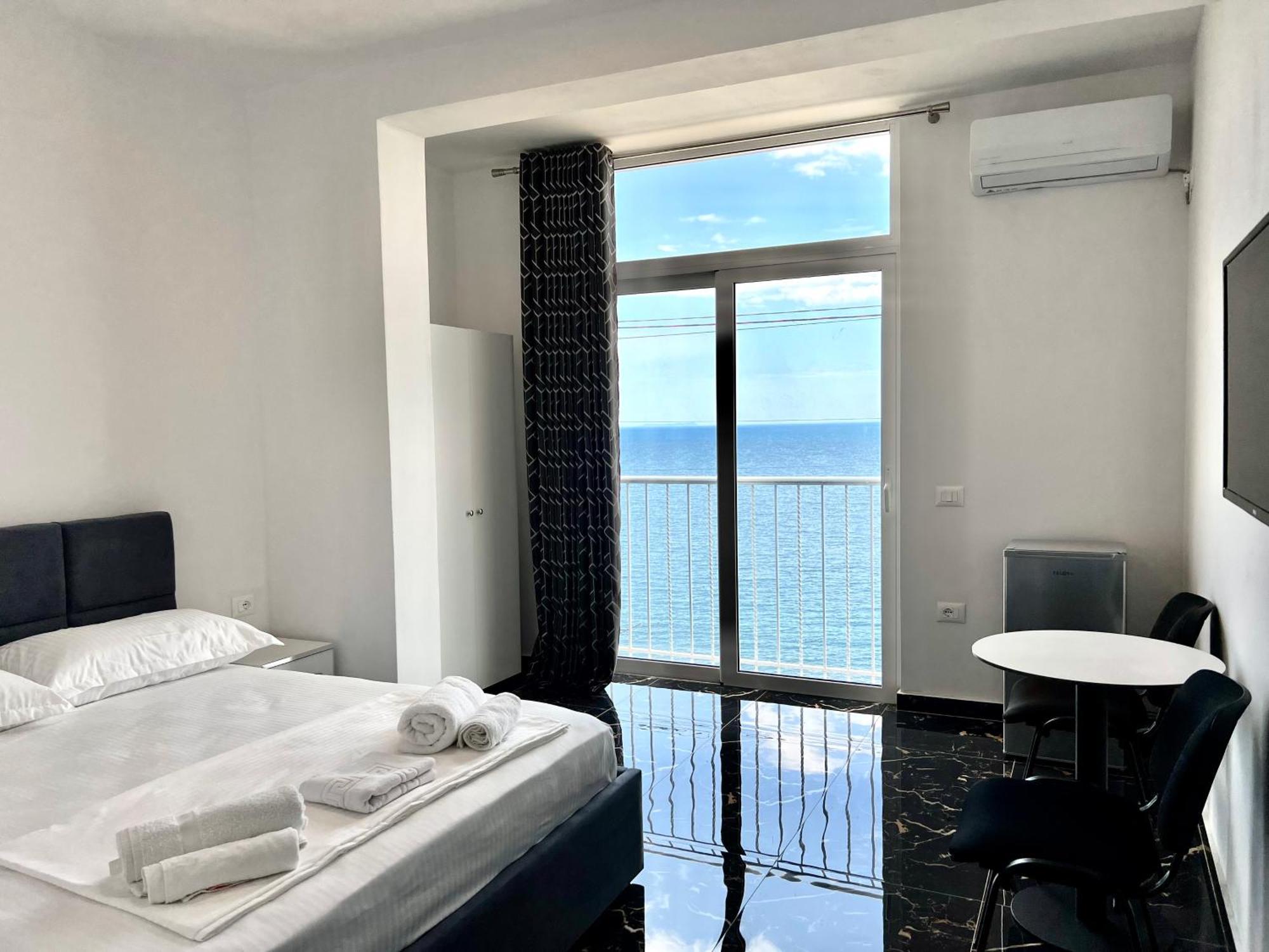 Redi'S Seaview Apartments ซารานเดอ ภายนอก รูปภาพ