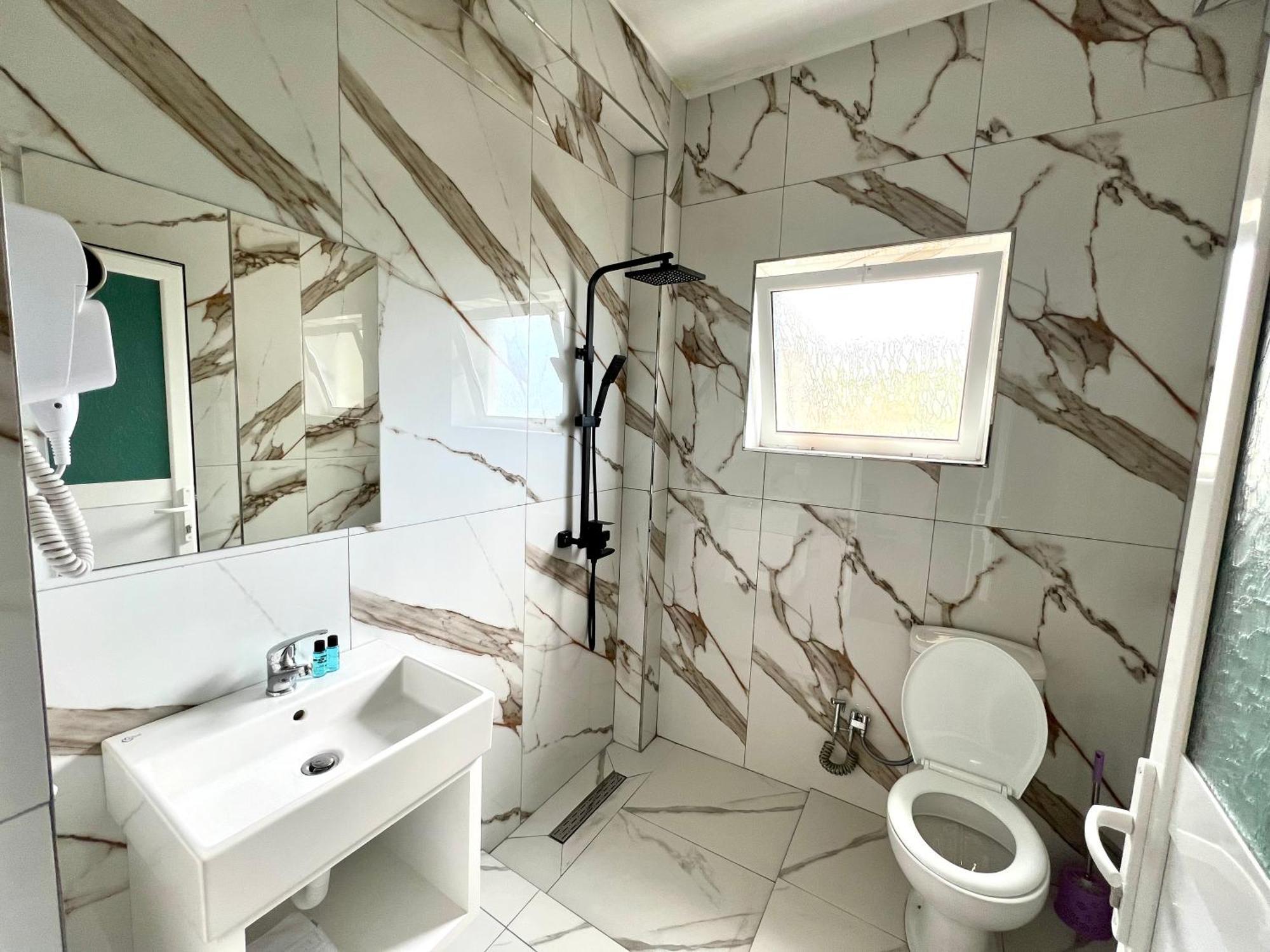 Redi'S Seaview Apartments ซารานเดอ ภายนอก รูปภาพ
